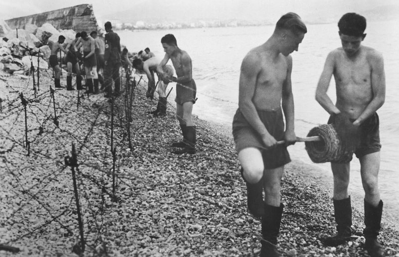 Бойцы RAD во время строительства заграждений из колючей проволоки на побережье Адриатического моря. 1943 г.