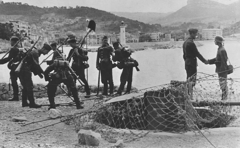 Солдаты RAD на строительстве позиции огневой точки на берегу на итальянском фронте. 1943 г.