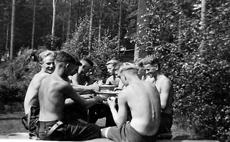 Чистка картофеля в лесном лагере RAD возле аэропорта Витмундхафен. 1943 г.