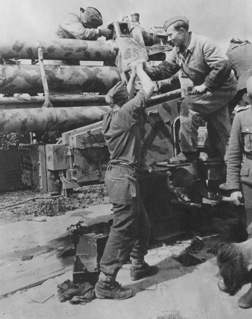 Ремонт орудия бойцами RAD. 1944 г.