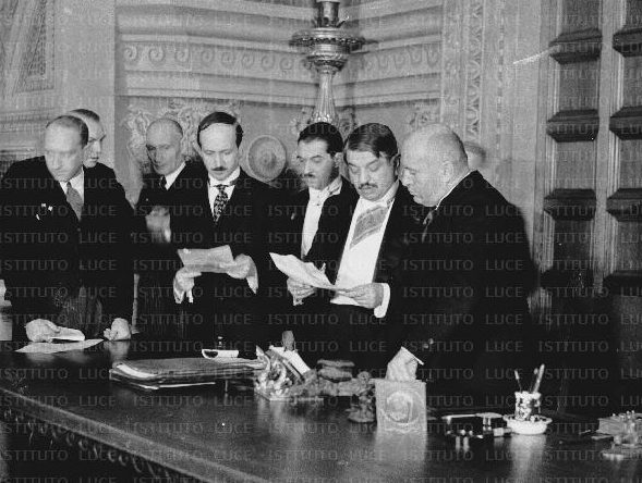 Переговоры Бенито Муссолини и Пьера Лаваля по поводу условий Римского пакта в присутствии советников. 