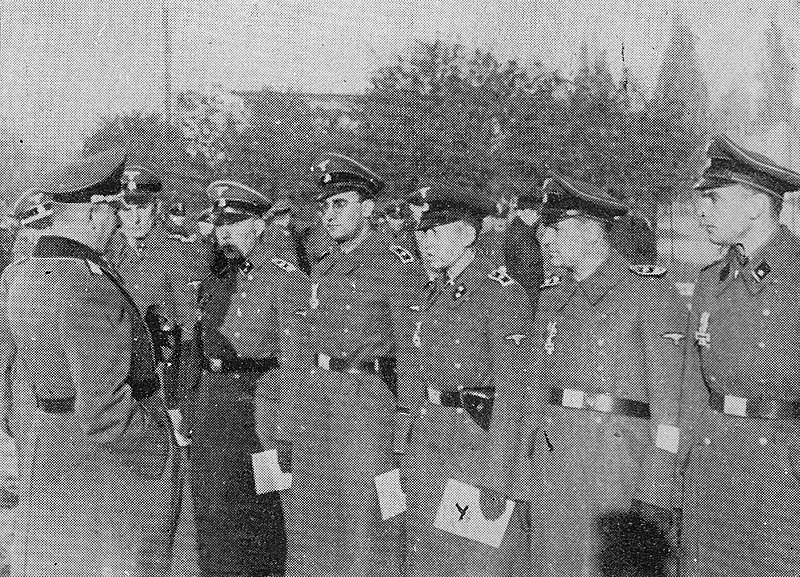 Офицеры SiPo в оккупированной Варшаве.
