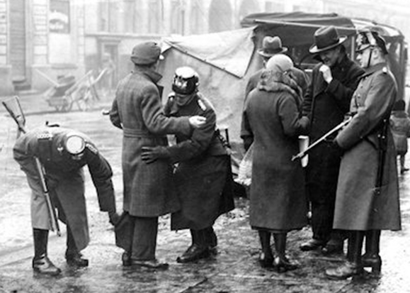 Обыск граждан полицией в Берлине. 1933 г.