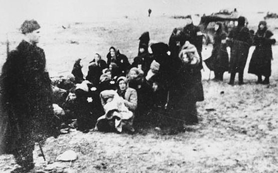 Члены латвийской полиции SiPo собирают группу еврейских женщин на казнь у Лиепаи. 15 декабря 1941 г.