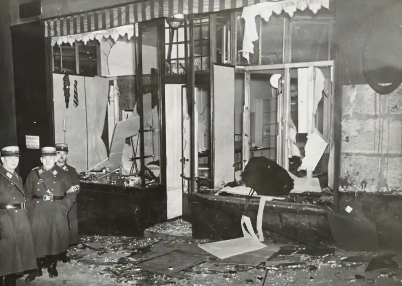 Разграбленный еврейский магазин во время «Хрустальной ночи».