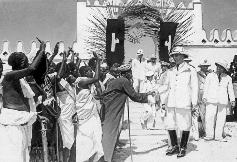 Итальянский маршал Родольфо Грациани посещает Могадишо в качестве вице-короля итальянской Восточной Африки.