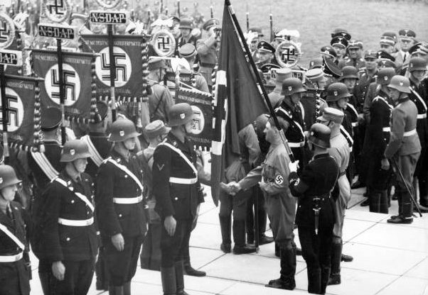 Освящение Адольфом Гитлером знамен. 