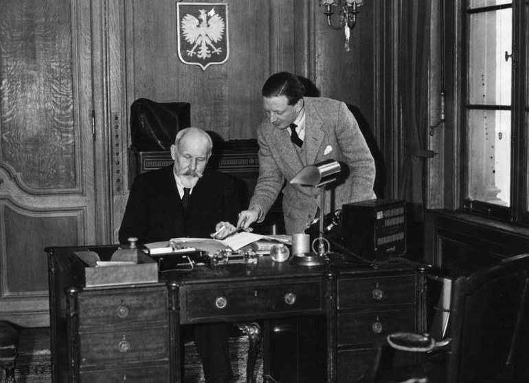 Томаш Арцишевский в своем кабинете в Лондоне. 1944 г. 
