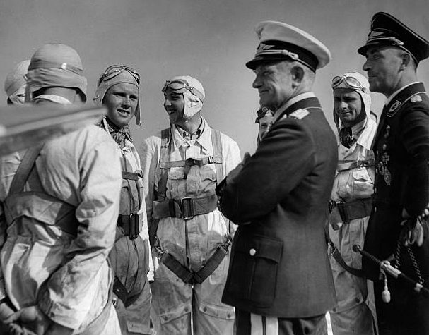 Генерал-майор Кристиансен с авиаторами NSFK. 