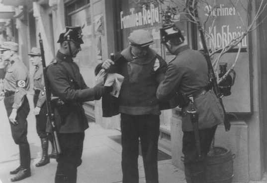 Полицейские обыски в Берлине. 1936 г. 