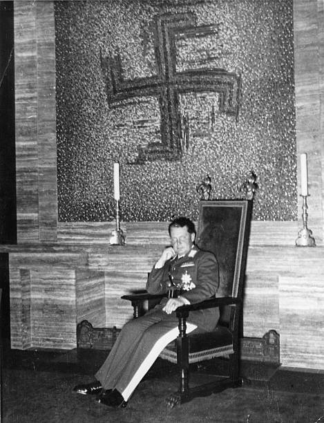 Герман Геринг в холле виллы. 1934 г. 