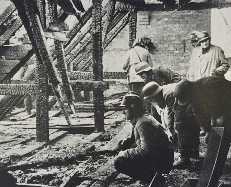 Пожарные осматривают ущерб от пожара после воздушной атаки на Берлин. 1943 год.