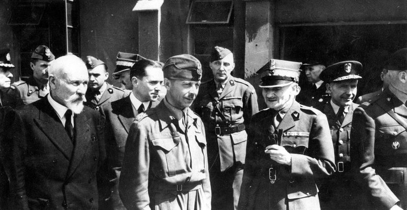Премьер Томаш Арцишевский, генерал Тадеуш Бор-Коморовский, министр обороны генерал Мариан Кукель. 1945 г.