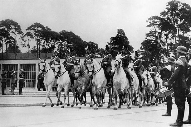 Генерал-майор полиции фон Кампц принимает парад конной Schutzpolizei. Октябрь 1938 г.