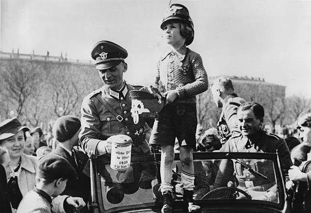 Полицейские собирают средства на площади Хельденплац в Вене в пользу бедных жителей Вены. 1938 г.