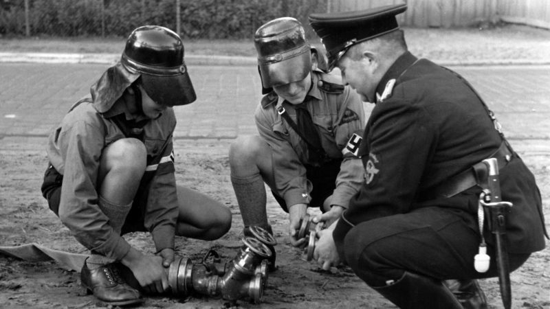 Пожарные обучают членов Гитлерюгенда. 1939 г.