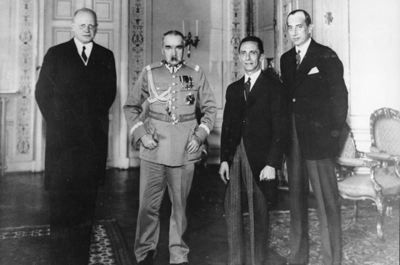 Йозеф Геббельс в гостях у маршала Пилсудского. Также видны Бек и фон Мольтке (посол Германии в Польше). Варшава 1934 г.