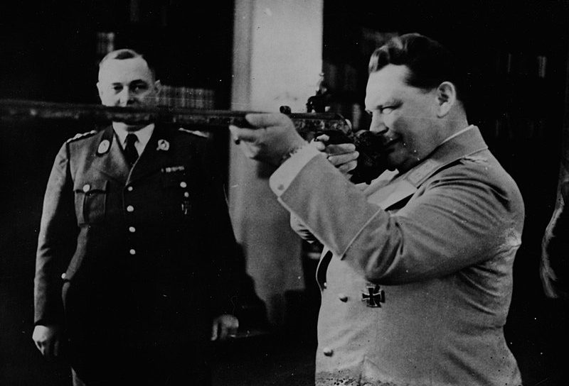 Герман Геринг с охотничьим ружьем. 1941 год.