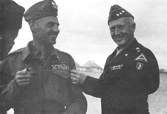 Польский генерал Владислав Андерс и американский генерал-лейтенант Джордж Паттон. 1944 г. 
