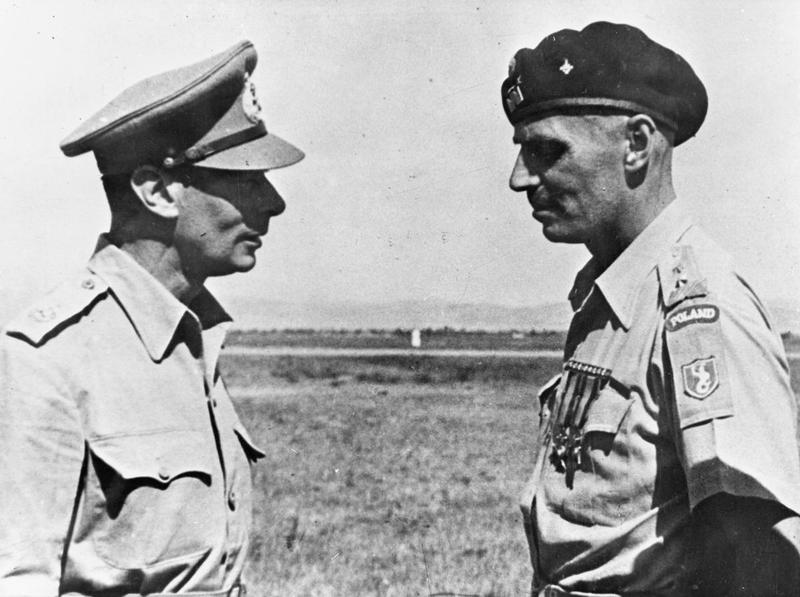 Король Георг VI в беседе с генералом Владиславом Андерсом. 1944 г. 