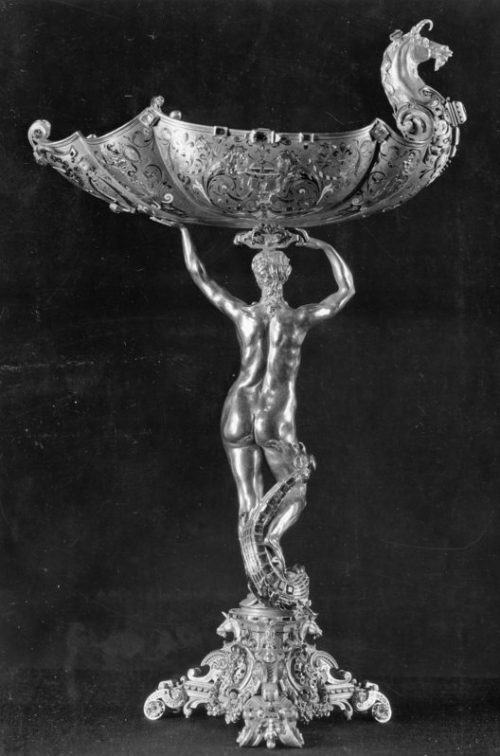 Стоящая Венера на пьедестале с чашей на голове. XVI век.