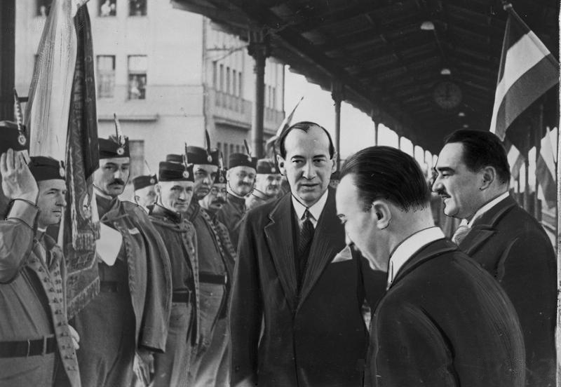 Премьер-министр Югославии Милан Стоядинович приветствует министра иностранных дел Польши Юзефа Бека. 1936 г. 