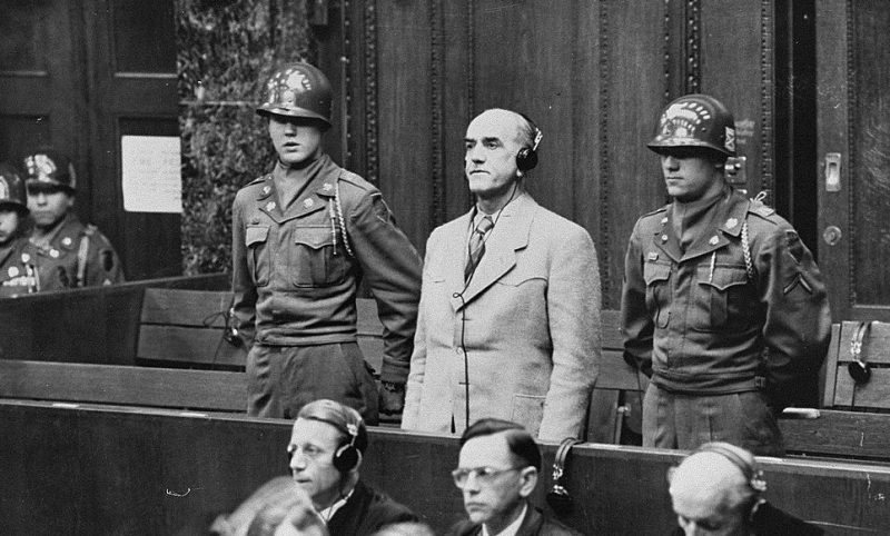 Освальд Поль получает смертный приговор через повешение на Нюрнбергском процессе.