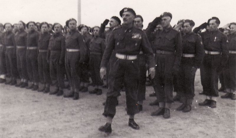 Владислав Андерс во время инспекции II польского корпуса в Казарано. Италия, 1946 г.