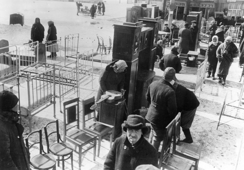 Мебельный рынок в голодном Харькове. Январь 1942 г.