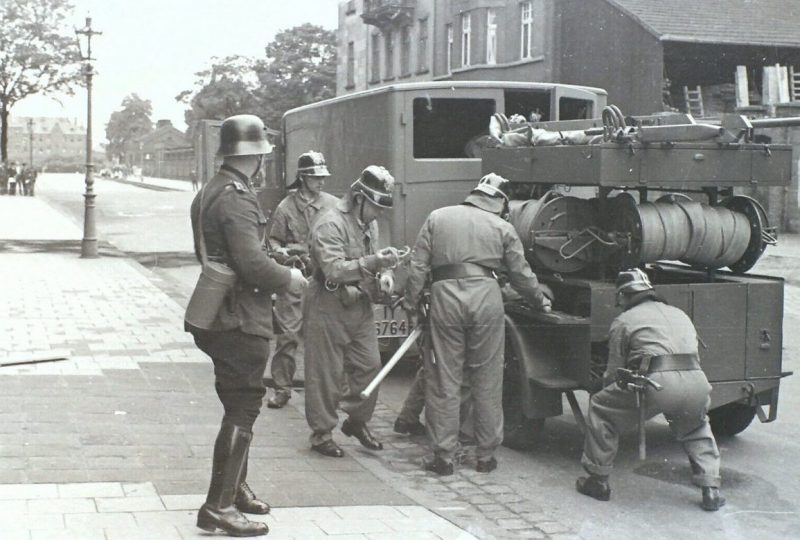 Расчеты пожарной полиции на учениях. 1940 г.