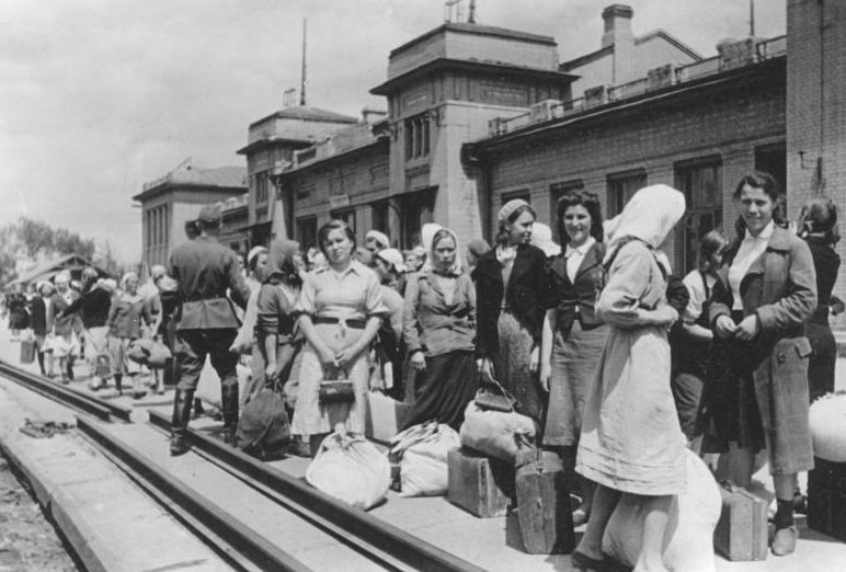 Отправка девушек с Украины на принудительную работу в Германию. 1942 г.