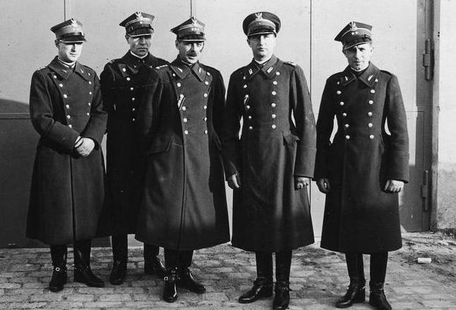 Полковник Тадеуш Коморовский с товарищами и с немецкими офицерами на международных соревнованиях по конному спорту в Берлине. 1936 г.