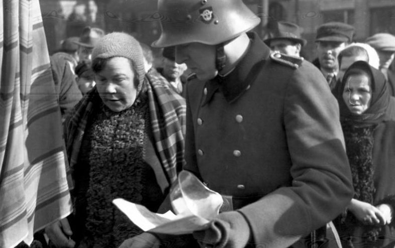 Рейд немецкой полиции в Кракове. 1941 г. 
