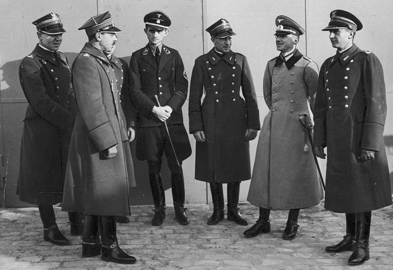 Полковник Тадеуш Коморовский с товарищами и с немецкими офицерами на международных соревнованиях по конному спорту в Берлине. 1936 г.