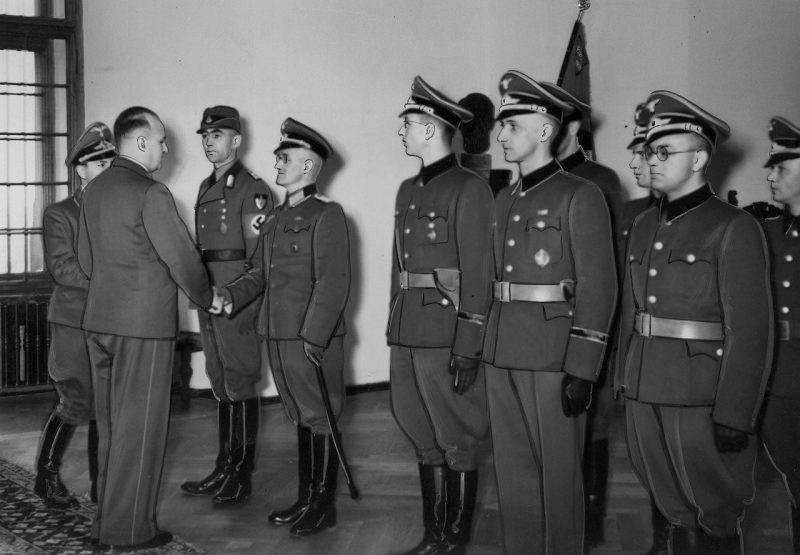 Гауляйтер Ганс Франк и командиры Sonderdienst в Кракове. 1941 г.