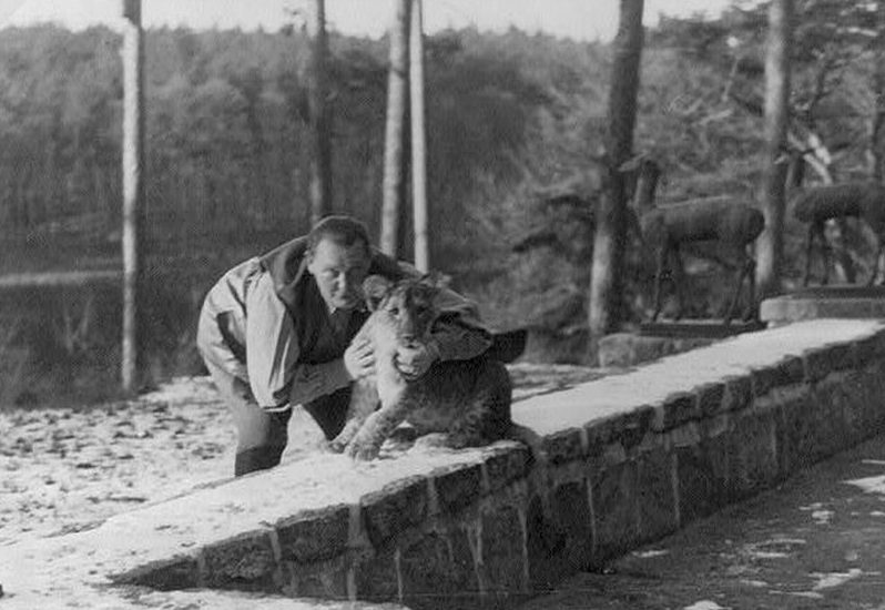 Геринг со своим львенком Муки. 1936 г.