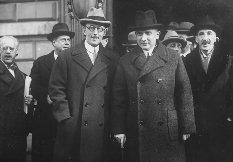 Министр иностранных дел Польши Залеский покидает Дворец Лиги Наций в Женеве. 1931 г. 