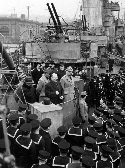 Заместитель премьер-министра Республики Польша Станислав Миколайчик обращается к морякам на борту ОРП «Блыскавица». 1940 г.