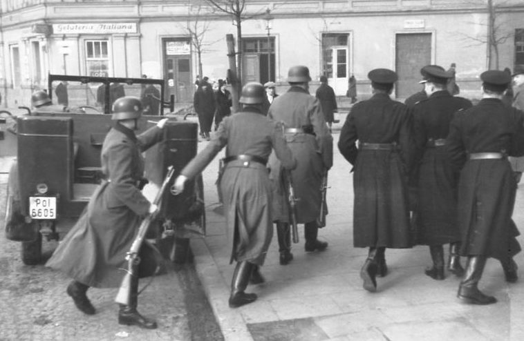 Немецкая полиция в Кракове во время репрессий против евреев. 1941 г.