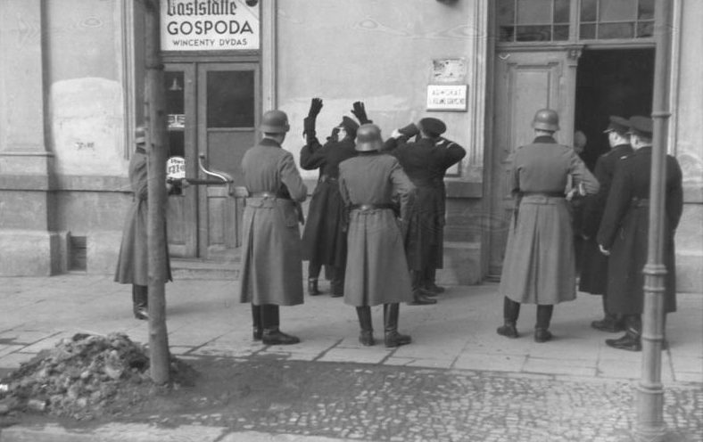 Немецкая полиция в Кракове во время репрессий против евреев. 1941 г.