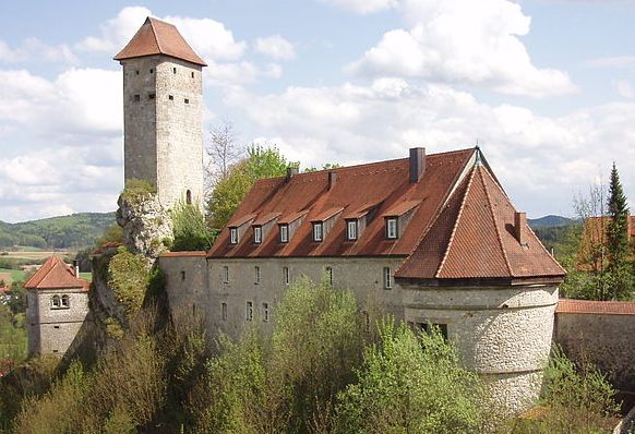 Общий вид замка Фельденштейн и его главные ворота. 