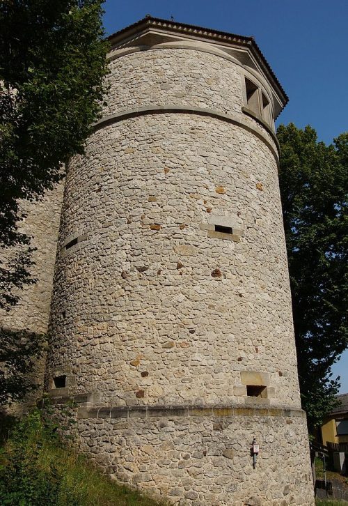 Угловая башня замка.