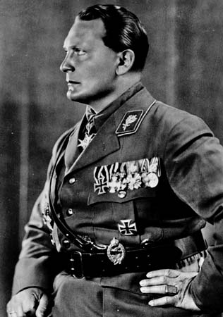 Геринг в униформе фельдмаршала.