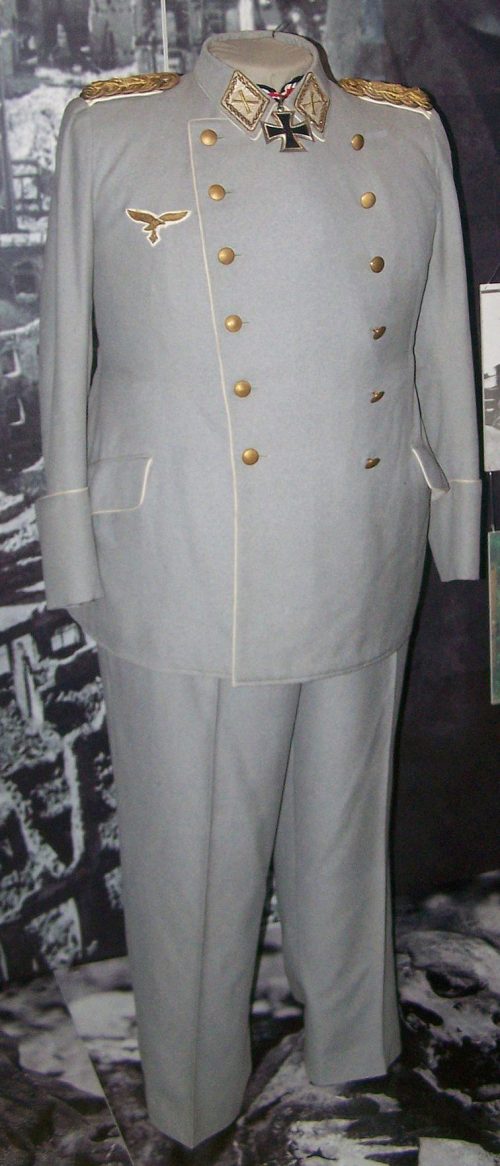 Униформа рейхсмаршала голубовато-серого цвета.