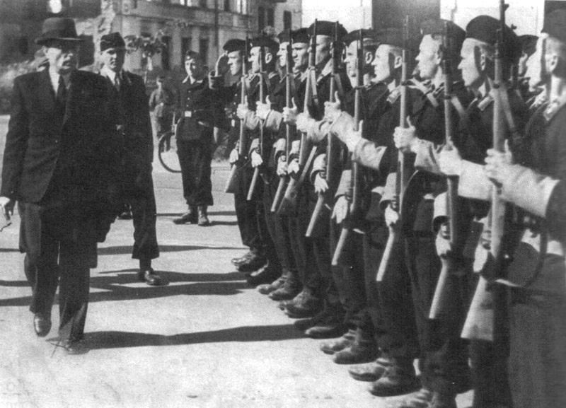 Инспекция подразделения белорусской вспомогательной полиции с бюргермейстером Радославом Островским. 1941 г. 