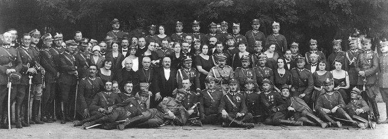 Маршал Юзеф Пилсудский и генерал Мариан Кукель на церемонии вручения знамени 19-му Волынскому уланскому полку. 1924 г.