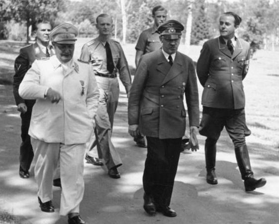 Геринг в летней униформе рейхсмаршала.
