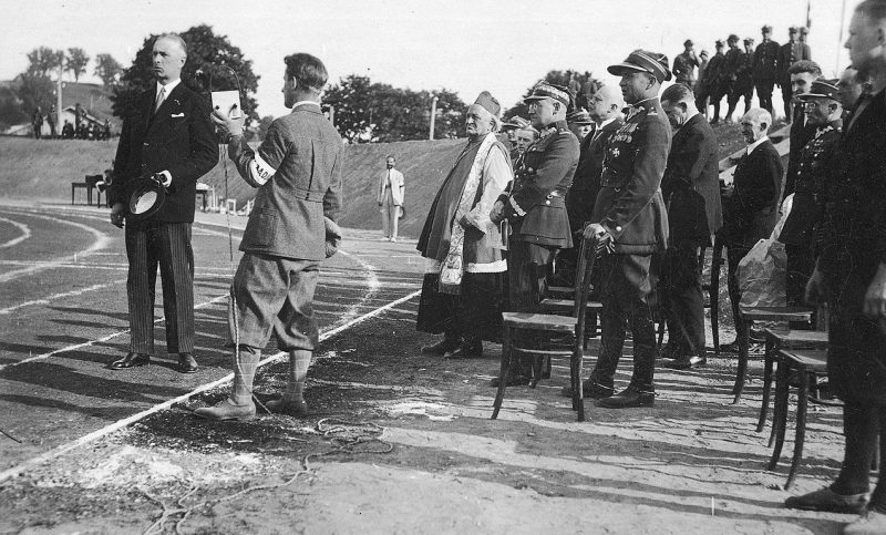 Владислав Рачкевич на церемонии открытия международных соревнований по легкой атлетике в Вильнюсе. 1929 г.