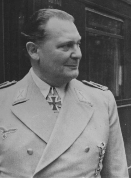 Геринг в летней униформе рейхсмаршала.