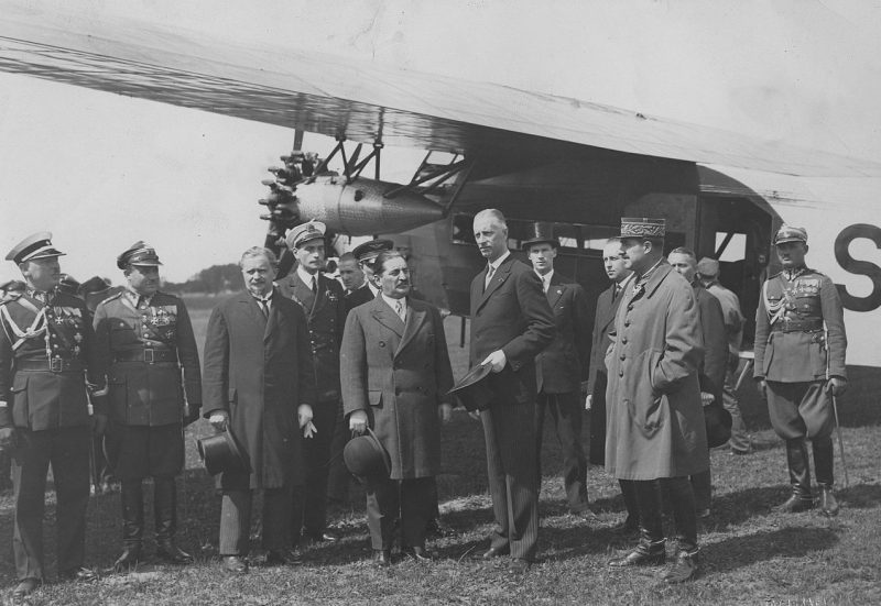 Вильнюсский воевода Владислав Рачкевич встречает министра авиации Франции Лорана Эйнака в Вильнюсском аэропорту. 1930 г.